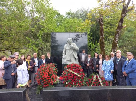 Xalq şairi Musa Yaqubun qəbirüstü abidəsinin açılışı oldu - FOTOLAR Xalq şairi Musa Yaqubun qəbirüstü abidəsinin açılışı oldu - FOTOLAR