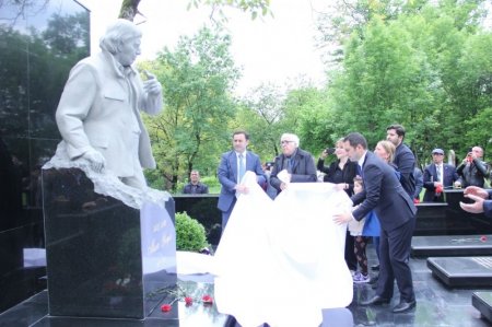 Çağdaş Azərbaycan ədəbiyyatının görkəmli nümayəndəsi, Xalq şairi Musa Yaqubun vəfatının bir illiyi münasibətilə mayın 7-də onun doğulduğu İsmayıllı rayonunun Buynuz kəndində anım mərasimi keçirildi. Çağdaş Azərbaycan ədəbiyyatının görkəmli nümayəndəsi, Xalq şairi Musa Yaqubun vəfatının bir illiyi münasibətilə mayın 7-də onun doğulduğu İsmayıllı rayonunun Buynuz kəndində anım mərasimi keçirildi.