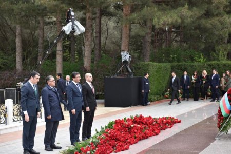 Medianın İnkişafı Agentliyinin rəhbərliyi və kollektivi Fəxri xiyabanı ziyarət edib