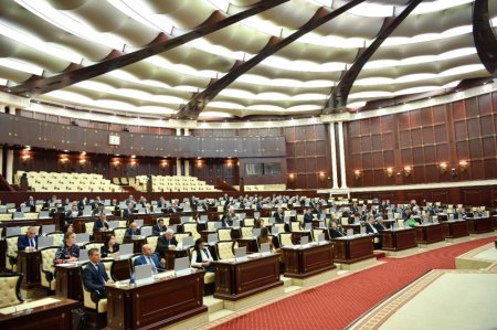 Milli Məclisin plenar iclasında 20 məsələyə baxılıb