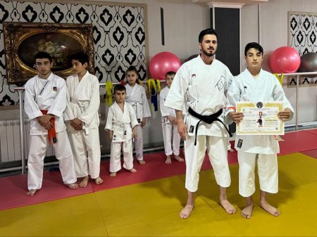 Uşaqlar, yeniyetmələr, gənclər və böyüklər fudokan üzrə kəmər üçün dərəcə imtahanları veriblər Uşaqlar, yeniyetmələr, gənclər və böyüklər fudokan üzrə kəmər üçün dərəcə imtahanları veriblər