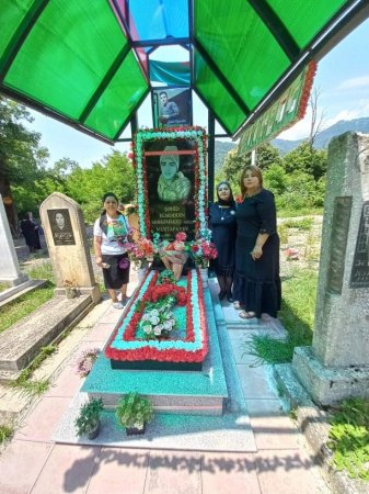 ,,Qəbələnin səəsi,,ədəbi məclisinin üzvüləri. Qəbələ rayon sakini şəhid Elməddin Mustafayevin məzarını ziyarət etdi