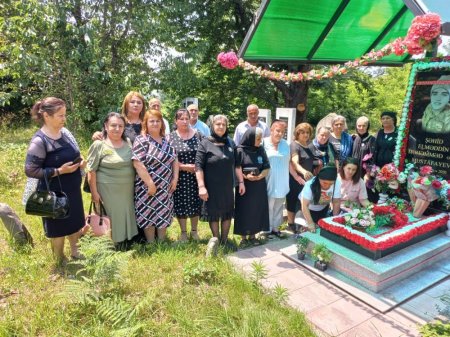 ,,Qəbələnin səəsi,,ədəbi məclisinin üzvüləri. Qəbələ rayon sakini şəhid Elməddin Mustafayevin məzarını ziyarət etdi