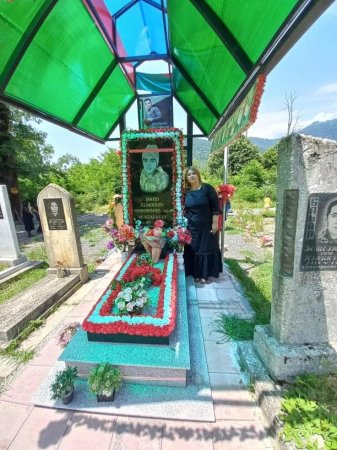 ,,Qəbələnin səəsi,,ədəbi məclisinin üzvüləri. Qəbələ rayon sakini şəhid Elməddin Mustafayevin məzarını ziyarət etdi