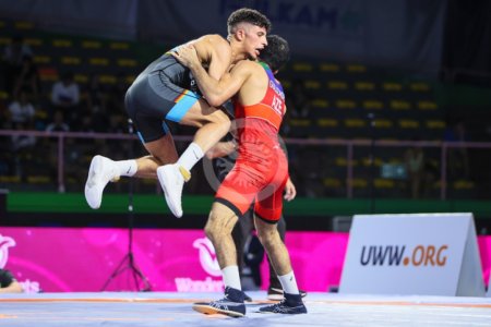 Yunan-Roma güləşi üzrə U-20 millimiz Avropa çempionatına 2 qızıl medalla başlayıb