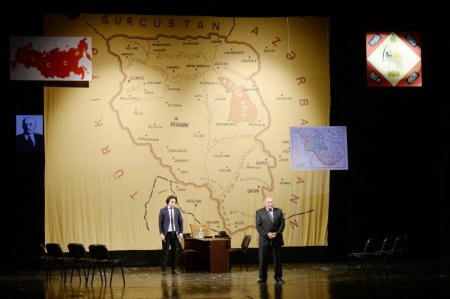 Ulu öndər Heydər Əliyevə həsr olunmuş “Burdan min atlı keçdi” tamaşası Akademik Milli Dram Teatrının səhnəsində