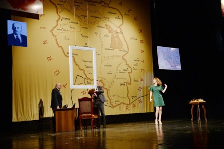 Ulu öndər Heydər Əliyevə həsr olunmuş “Burdan min atlı keçdi” tamaşası Akademik Milli Dram Teatrının səhnəsində