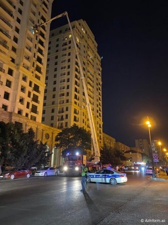 Bakıda məşhur yaşayış kompleksi yanır - Sakinlər təxliyə olunur / Foto