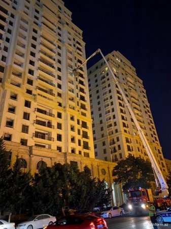 Bakıda məşhur yaşayış kompleksi yanır - Sakinlər təxliyə olunur / Foto