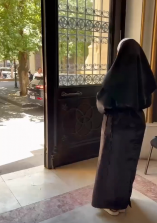 Damla bu dəfə rahibə obrazında - Fotolar Damla bu dəfə rahibə obrazında - Fotolar