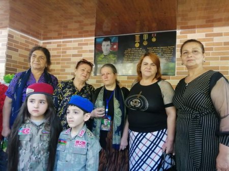 Şəhidin ruhuna dualar oxuyaraq Azərbaycan himni çalındı - QƏBƏLƏ Şəhidin ruhuna dualar oxuyaraq Azərbaycan himni çalındı - QƏBƏLƏ