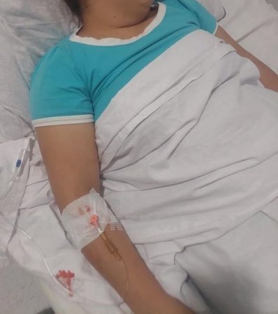 Xəstə yaxınları liftdə tibb bacısını döydülər - FOTO