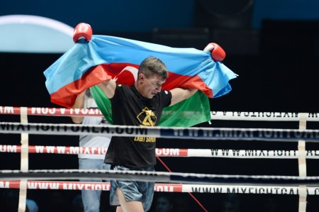 Azərbaycan kikboksçusu Zabit Səmədovun vida döyüş gecəsində qalib gəlib Azərbaycan kikboksçusu Zabit Səmədovun vida döyüş gecəsində qalib gəlib
