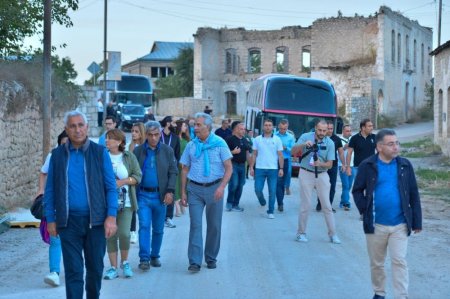 Beynəlxalq elmi-praktik konfransın iştirakçıları Şuşanın görməli yerləri ilə tanış olublar