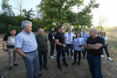 Beynəlxalq elmi-praktik konfransın iştirakçıları Şuşanın görməli yerləri ilə tanış olublar