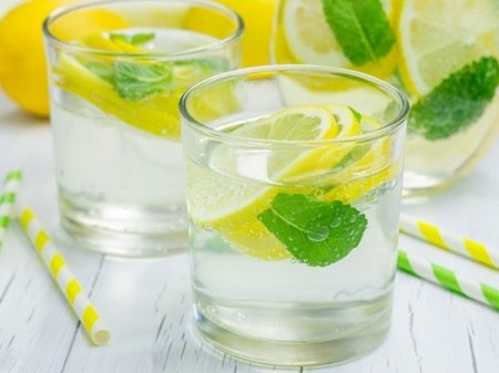 Limonlu suyun faydası və ziyanı barəsində