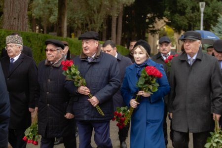 Azərbaycan Ağsaqqallar Şurasının üzvləri Ümummilli Liderin məzarını ziyarət ediblər
