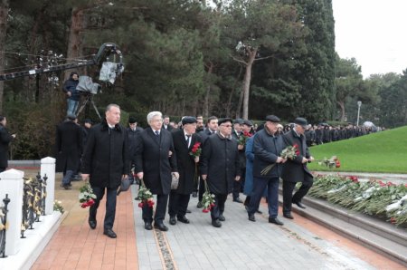 Azərbaycan Ağsaqqallar Şurasının üzvləri Ümummilli Liderin məzarını ziyarət ediblər