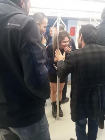 Metroda QƏRİBƏ OLAY: Qız başını elə yerə saldı ki, FHN gəldi - FOTO