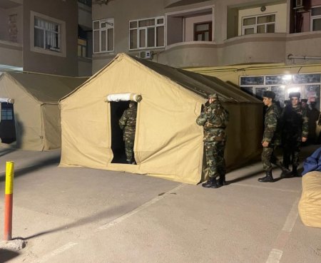 Binəqədidə partlayış baş vermiş binanın sakinlərinin gecələməsi üçün ərazidə çadırlar qurulub
