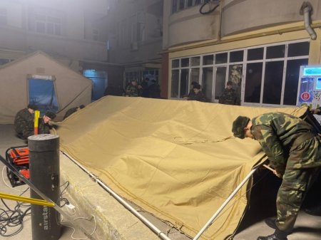 Binəqədidə partlayış baş vermiş binanın sakinlərinin gecələməsi üçün ərazidə çadırlar qurulub