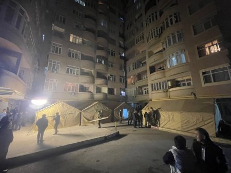 Binəqədidə partlayış baş vermiş binanın sakinlərinin gecələməsi üçün ərazidə çadırlar qurulub