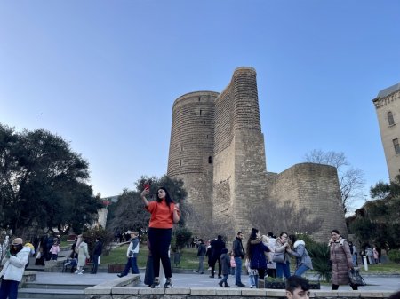 Bakı sakinləri və qonaqlar İçərişəhərdə Yeni ili yüksək əhvali-ruhiyyədə qeyd edirlər - FOTOREPORTAJ Bakı sakinləri və qonaqlar İçərişəhərdə Yeni ili yüksək əhvali-ruhiyyədə qeyd edirlər - FOTOREPORTAJ