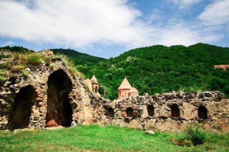 Dağlar gözəli, sözümün əzəli - KƏLBƏCƏRim. Əzəldən yaranıb hüsnü-tamaşa, vurğunam qışına Kəlbəcərimin