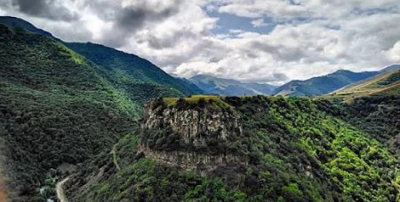 Dağlar gözəli, sözümün əzəli - KƏLBƏCƏRim. Əzəldən yaranıb hüsnü-tamaşa, vurğunam qışına Kəlbəcərimin