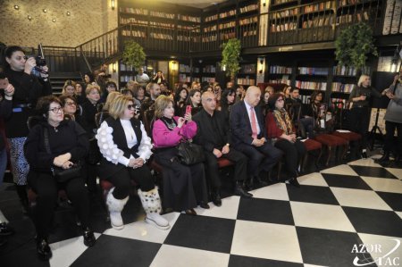 Bakı Kitab Mərkəzində Aleksandra Reynhardt kitablarının təqdimatı olub Bakı Kitab Mərkəzində Aleksandra Reynhardt kitablarının təqdimatı olub