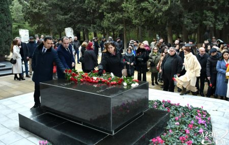 Görkəmli bəstəkar Qara Qarayevin doğum günündə məzarı ziyarət olunub Görkəmli bəstəkar Qara Qarayevin doğum günündə məzarı ziyarət olunub