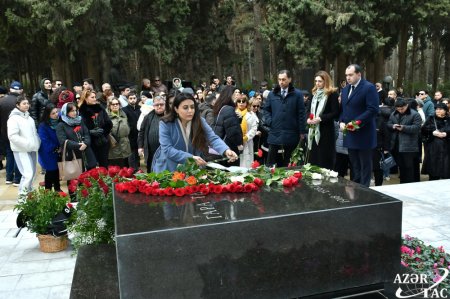 Görkəmli bəstəkar Qara Qarayevin doğum günündə məzarı ziyarət olunub Görkəmli bəstəkar Qara Qarayevin doğum günündə məzarı ziyarət olunub