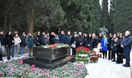 Görkəmli bəstəkar Qara Qarayevin doğum günündə məzarı ziyarət olunub Görkəmli bəstəkar Qara Qarayevin doğum günündə məzarı ziyarət olunub