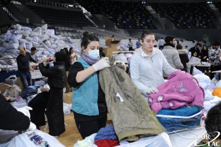 Türkiyəyə qardaş köməyi - Bakıda yardım toplama kampaniyasının altıncı günü FOTO Türkiyəyə qardaş köməyi - Bakıda yardım toplama kampaniyasının altıncı günü FOTO