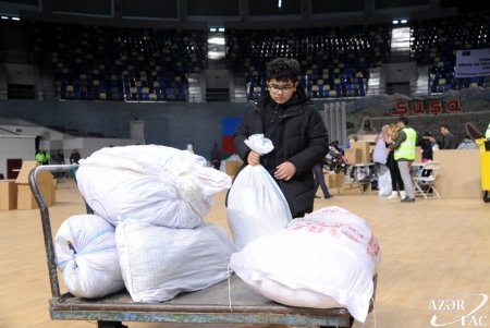 Türkiyəyə qardaş köməyi - Bakıda yardım toplama kampaniyasının altıncı günü FOTO Türkiyəyə qardaş köməyi - Bakıda yardım toplama kampaniyasının altıncı günü FOTO