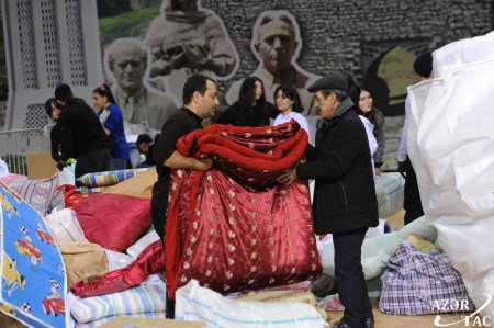 Türkiyəyə qardaş köməyi - Bakıda yardım toplama kampaniyasının altıncı günü FOTO Türkiyəyə qardaş köməyi - Bakıda yardım toplama kampaniyasının altıncı günü FOTO