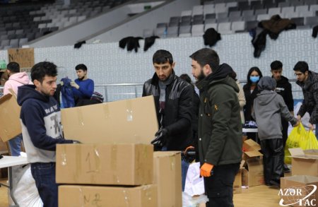 Türkiyəyə qardaş köməyi - Bakıda yardım toplama kampaniyasının altıncı günü FOTO Türkiyəyə qardaş köməyi - Bakıda yardım toplama kampaniyasının altıncı günü FOTO