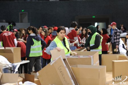 Türkiyəyə qardaş köməyi - Bakıda yardım toplama kampaniyasının altıncı günü FOTO Türkiyəyə qardaş köməyi - Bakıda yardım toplama kampaniyasının altıncı günü FOTO