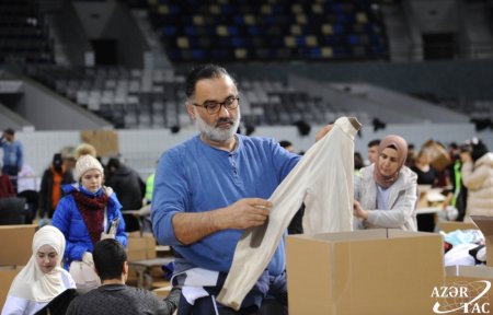 Türkiyəyə qardaş köməyi - Bakıda yardım toplama kampaniyasının altıncı günü FOTO Türkiyəyə qardaş köməyi - Bakıda yardım toplama kampaniyasının altıncı günü FOTO