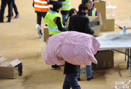 Türkiyəyə qardaş köməyi - Bakıda yardım toplama kampaniyasının altıncı günü FOTO Türkiyəyə qardaş köməyi - Bakıda yardım toplama kampaniyasının altıncı günü FOTO