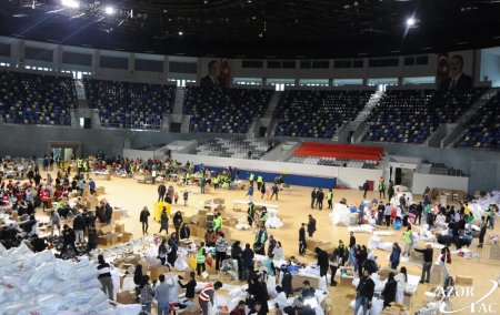 Türkiyəyə qardaş köməyi - Bakıda yardım toplama kampaniyasının altıncı günü FOTO Türkiyəyə qardaş köməyi - Bakıda yardım toplama kampaniyasının altıncı günü FOTO
