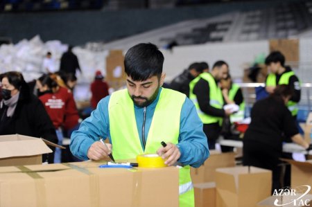 Türkiyəyə qardaş köməyi - Bakıda yardım toplama kampaniyasının altıncı günü FOTO Türkiyəyə qardaş köməyi - Bakıda yardım toplama kampaniyasının altıncı günü FOTO