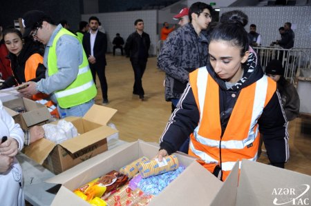 Türkiyəyə qardaş köməyi - Bakıda yardım toplama kampaniyasının altıncı günü FOTO Türkiyəyə qardaş köməyi - Bakıda yardım toplama kampaniyasının altıncı günü FOTO
