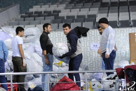 Türkiyəyə qardaş köməyi - Bakıda yardım toplama kampaniyasının altıncı günü FOTO Türkiyəyə qardaş köməyi - Bakıda yardım toplama kampaniyasının altıncı günü FOTO