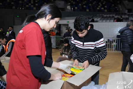 Türkiyəyə qardaş köməyi - Bakıda yardım toplama kampaniyasının altıncı günü FOTO Türkiyəyə qardaş köməyi - Bakıda yardım toplama kampaniyasının altıncı günü FOTO