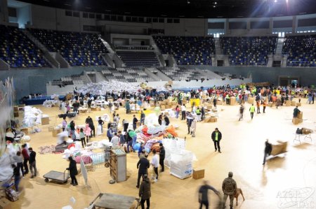 Türkiyəyə qardaş köməyi - Bakıda yardım toplama kampaniyasının altıncı günü FOTO Türkiyəyə qardaş köməyi - Bakıda yardım toplama kampaniyasının altıncı günü FOTO