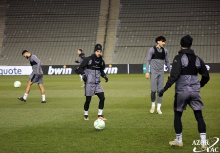 Tofiq Bəhramov adına Respublika stadionunda “Qarabağ”ın açıq məşqi olub - FOTOLAR Tofiq Bəhramov adına Respublika stadionunda “Qarabağ”ın açıq məşqi olub - FOTOLAR