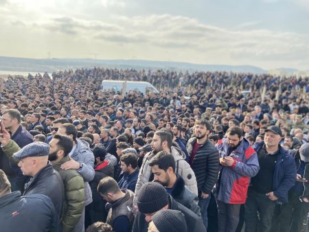 Hacı Şahinin dəfnində izdiham - FOTOLAR Hacı Şahinin dəfnində izdiham - FOTOLAR