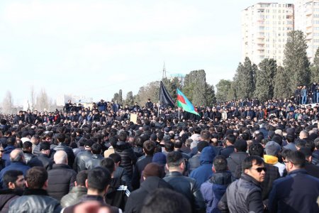 Hacı Şahinin dəfnində izdiham - FOTOLAR Hacı Şahinin dəfnində izdiham - FOTOLAR