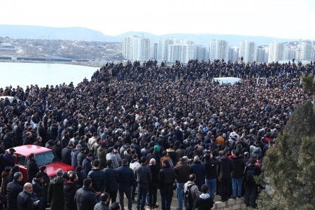 Hacı Şahinin dəfnində izdiham - FOTOLAR Hacı Şahinin dəfnində izdiham - FOTOLAR